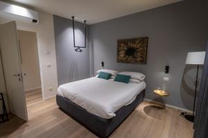 A bed or beds in a room at Pasubio Quattro BB