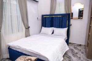 Ảnh trong thư viện ảnh của 1-BR-Apt With 24hrs Power & Fast WiFi ở Lagos