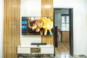 einen Fernseher an der Wand mit einem Wolf drauf in der Unterkunft Awesome 1-Bed-Apt With 24hrs Power & Fast WiFi in Lagos
