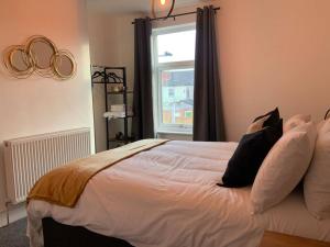 a bedroom with a bed with pillows and a window at Centrally located to the city of Lincoln (Egon) in Lincolnshire