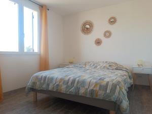 - une chambre avec un lit et une fenêtre dans l'établissement La Remise de Guytou et Spa, à Cheval-Blanc