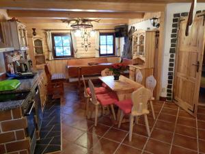 Μια τηλεόραση ή/και κέντρο ψυχαγωγίας στο Holiday Home U Jezírek by Interhome