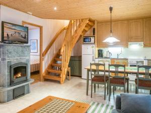Kuchyň nebo kuchyňský kout v ubytování Holiday Home Öjkatti by Interhome