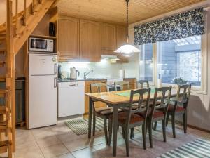 Kuchyň nebo kuchyňský kout v ubytování Holiday Home Öjkatti by Interhome