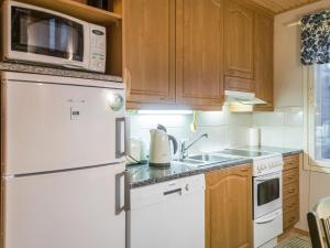 Kuchyň nebo kuchyňský kout v ubytování Holiday Home Öjkatti by Interhome