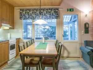 Kuchyň nebo kuchyňský kout v ubytování Holiday Home Öjkatti by Interhome