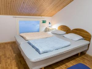 Postel nebo postele na pokoji v ubytování Holiday Home Öjkatti by Interhome