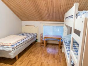 Postel nebo postele na pokoji v ubytování Holiday Home Öjkatti by Interhome