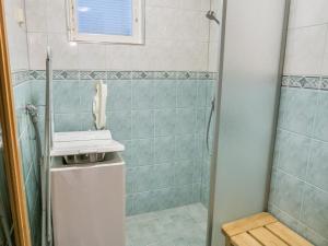 Koupelna v ubytování Holiday Home Öjkatti by Interhome