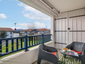 een balkon met 2 stoelen en een tafel bij Apartment Xabadenia-4 by Interhome in Bidart