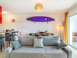 ein Wohnzimmer mit einem Sofa und einem Tisch in der Unterkunft Apartment Xabadenia-4 by Interhome in Bidart