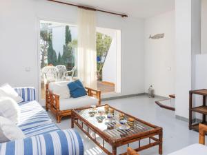 Posezení v ubytování Holiday Home Residencial Cap de Grifeu by Interhome