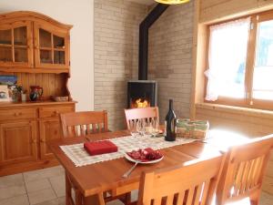 ein Esszimmer mit einem Tisch und einem Kamin in der Unterkunft Apartment Chalet Molignon by Interhome in Haudères