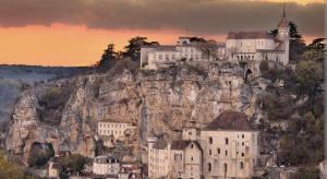 a group of buildings sitting on top of a mountain at LE PARDÈS BnB in Rocamadour