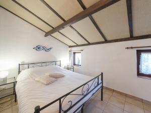 um quarto com uma cama num quarto em Holiday Home Zeepark Zeepolder-7 by Interhome em De Haan