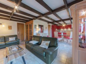 uma sala de estar com dois sofás de couro e uma mesa em Holiday Home Zeepark Zeepolder-7 by Interhome em De Haan