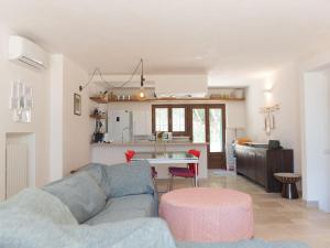 Il comprend un salon avec un canapé et une cuisine. dans l'établissement Trulli holiday home with private pool near Ostuni, à Ostuni
