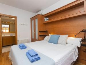 Posteľ alebo postele v izbe v ubytovaní Apartment Port Vilanova by Interhome