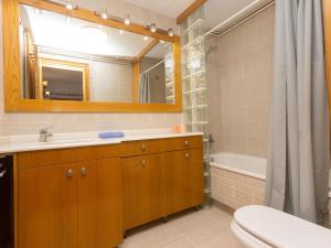Kúpeľňa v ubytovaní Apartment Port Vilanova by Interhome