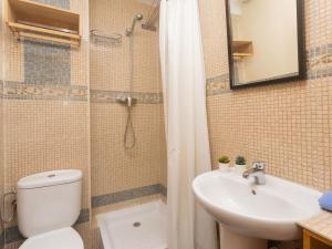 Kúpeľňa v ubytovaní Apartment Port Vilanova by Interhome