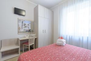 ローマにあるB&B Ad Maiora Romaのベッドルーム1室(ベッド1台、デスク、椅子付)