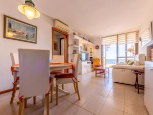 cocina y sala de estar con mesa y sillas en Apartment Solarium by Interhome, en Torredembarra
