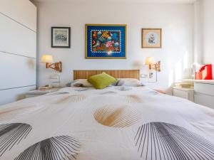 1 dormitorio con 1 cama grande y una pintura en la pared en Apartment Solarium by Interhome, en Torredembarra