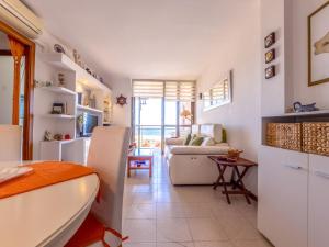 cocina y sala de estar con sofá y mesa en Apartment Solarium by Interhome, en Torredembarra