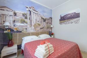 ローマにあるB&B Ad Maiora Romaのベッドルーム1室(壁に絵画が描かれたベッド1台付)