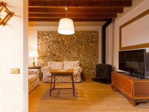 A television and/or entertainment centre at Holiday Home Can Xerret by Interhome