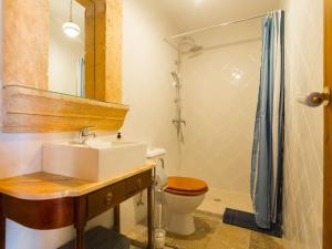 A bathroom at Holiday Home Can Xerret by Interhome