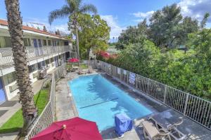an overhead view of a swimming pool with an umbrella at Motel 6-Chino, CA - Los Angeles Area in Chino