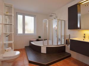 y baño con bañera, aseo y lavamanos. en Apartment Carola by Interhome, en Zella-Mehlis