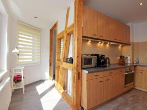 策拉–梅利斯的住宿－Apartment Carola by Interhome，厨房设有木制橱柜和木门。