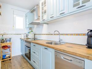 A kitchen or kitchenette at Holiday Home Brisa Mar by Interhome
