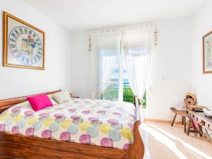 1 dormitorio con cama y ventana en Holiday Home Casa Brisa Mar by Interhome, en Peñíscola