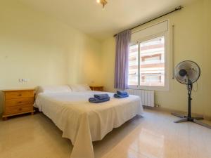 Posteľ alebo postele v izbe v ubytovaní Apartment Carner by Interhome