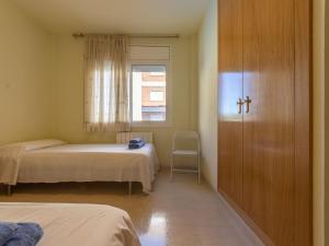 Posteľ alebo postele v izbe v ubytovaní Apartment Carner by Interhome
