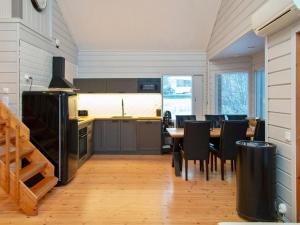 - une cuisine et une salle à manger avec une table et des chaises dans l'établissement Holiday Home Villa milla by Interhome, à Tahkovuori