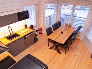 - une cuisine et une salle à manger avec une table et des chaises dans l'établissement Holiday Home Villa milla by Interhome, à Tahkovuori
