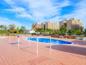 pusty basen z budynkami w tle w obiekcie Apartment Torremar-1 by Interhome w mieście Oropesa del Mar
