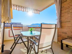 stół i krzesła na balkonie z widokiem w obiekcie Apartment Torremar-1 by Interhome w mieście Oropesa del Mar