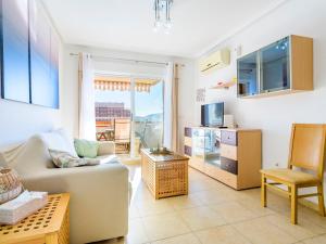 salon z kanapą, telewizorem i krzesłem w obiekcie Apartment Torremar-1 by Interhome w mieście Oropesa del Mar
