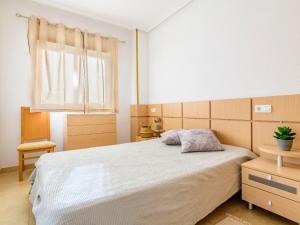 sypialnia z dużym łóżkiem i oknem w obiekcie Apartment Torremar-1 by Interhome w mieście Oropesa del Mar