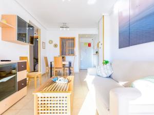salon z białą kanapą i stołem w obiekcie Apartment Torremar-1 by Interhome w mieście Oropesa del Mar