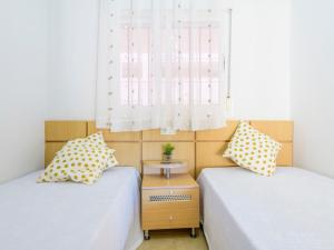 dwa łóżka ustawione obok siebie w pokoju w obiekcie Apartment Torremar-1 by Interhome w mieście Oropesa del Mar