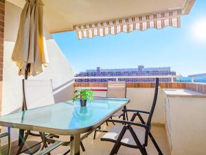 stół i krzesła na balkonie z widokiem w obiekcie Apartment Torremar-1 by Interhome w mieście Oropesa del Mar