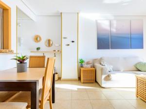 salon ze stołem i kanapą w obiekcie Apartment Torremar-1 by Interhome w mieście Oropesa del Mar +23 zdjęcia