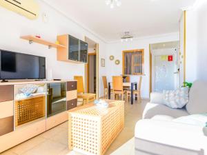 Telewizja i/lub zestaw kina domowego w obiekcie Apartment Torremar-1 by Interhome