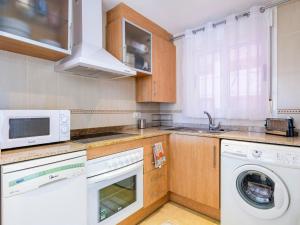 Kuchnia lub aneks kuchenny w obiekcie Apartment Torremar-1 by Interhome